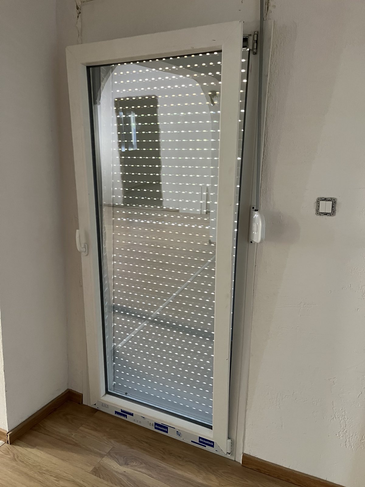 Μπαλκονόπορτα PVC με ρολό και σίτα – έργο Τεχνοθύρα